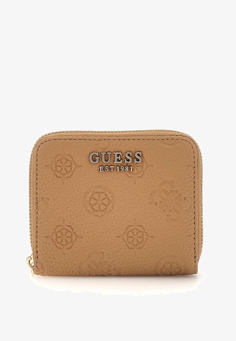 Portafoglio di colore tan con texture, motivi in rilievo, chiusura con zip e logo "GUESS EST 1981" in tono argentato sul fronte. Forma rettangolare compatta.