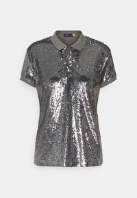 Polo de manga corta en gris, cubierto de brillantes lentejuelas plateadas. Presenta un cuello y dobladillo en gris, lo que añade textura e interés visual.