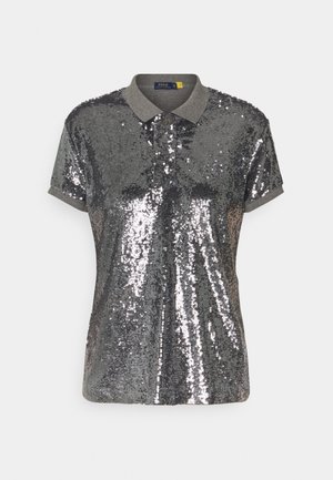 Kortærmet polo t-shirt i grå, dækket af skinnende sølvfarvede palietter. Har en grå krave og kant, der tilføjer tekstur og visuelt interesse.