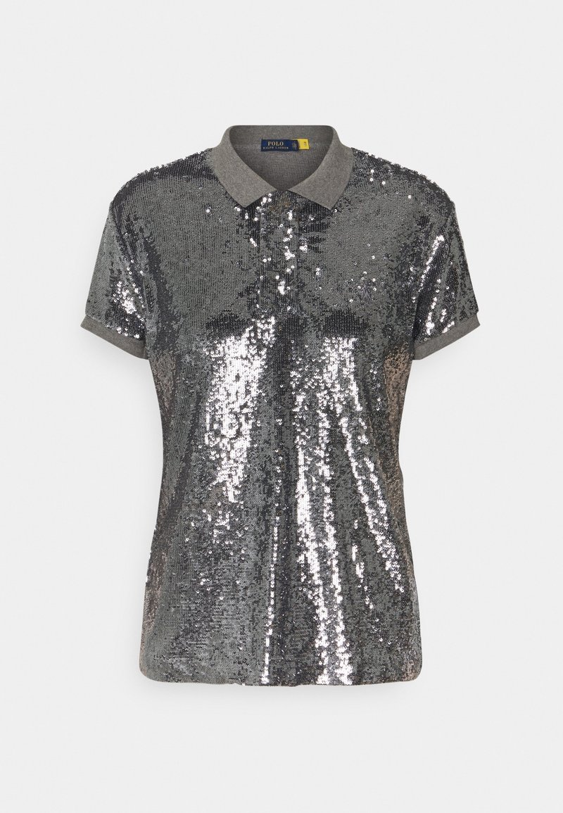 Polo de manga corta en gris, cubierto de brillantes lentejuelas plateadas. Presenta un cuello y dobladillo en gris, lo que añade textura e interés visual.