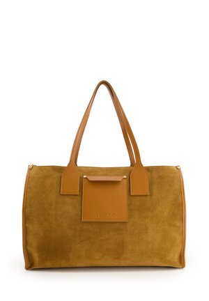 Sac à main en daim marron avec des poignées en cuir lisse, de forme rectangulaire, surface texturée, et une poche avant avec un logo. Accent en matériel doré.