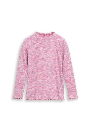 Langärmliges rosa-weiß marmoriertes Strickshirt mit Rüscheneinfassungen am Kragen, an den Manschetten und am Saum, flach auf weißem Hintergrund liegend.