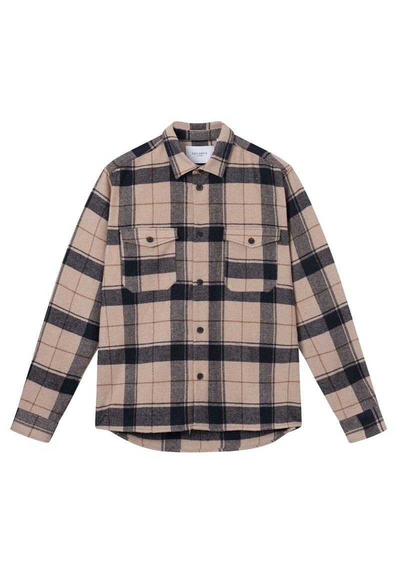 Camicia in flanella a quadri beige e nera con maniche lunghe, chiusura frontale con bottoni, due tasche sul petto e orlo curvo. Tessuto morbido, design classico.