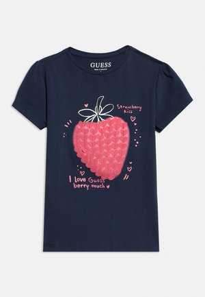 Laivastonsininen lyhythihainen paita, jossa iso vaaleanpunainen mansikkakuva ja vaaleanpunainen teksti, jossa lukee "Strawberry kiss" ja "I love Guess berry much."
