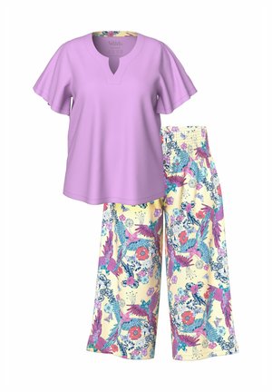 Lilla kortærmet top med v-hals og blomsterprintede viddebenede bukser i gul, der har pink og blå botaniske mønstre.