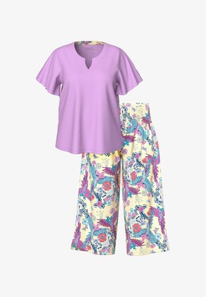 Fioletowa bluzka z krótkim rękawem i dekoltem w kształcie litery V oraz szerokie spodnie w kolorze żółtym z nadrukiem kwiatowym, z różowymi i niebieskimi wzorami roślinnymi.