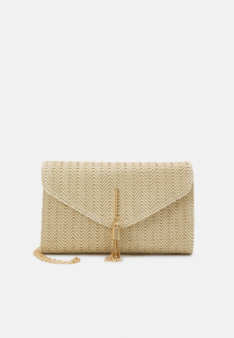 Sac pochette beige tissé avec motif chevron, détail de pompon doré et une sangle chaîne dorée partiellement visible sur fond blanc.
