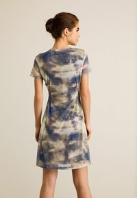Next CORSET DETAIL PETITE. - Vabalt langev kleit - blur scenic print