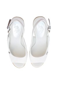 Bílé slingback boty s otevřenou špičkou a jutu ve stylu espadrille. Obsahují stříbrné kování a hladký kožený povrch.