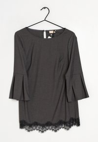 Abito grigio con maniche a tre quarti svasate, scollatura rotonda e orlo in pizzo nero. Chiusura con zip sul retro. Tessuto morbido con una trama liscia.
