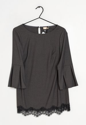 Abito grigio con maniche a tre quarti svasate, scollatura rotonda e orlo in pizzo nero. Chiusura con zip sul retro. Tessuto morbido con una trama liscia.