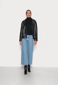 Gestuz AMBER CULOTTE - Calças de ganga de perna direita - mid blue