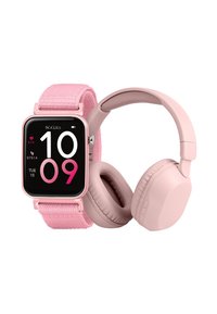 Roze smartwatch met een stoffen band, vierkante wijzerplaat die de tijd en hartslag weergeeft. Roze over-ear hoofdtelefoon met zachte kussens en een rond ontwerp.