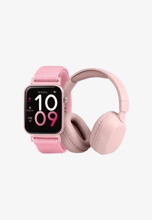 Smartwatch rosa con cinturino in tessuto, quadrante quadrato che mostra l'ora e la frequenza cardiaca. Cuffie rosa over-ear con morbide imbottiture e design rotondo.