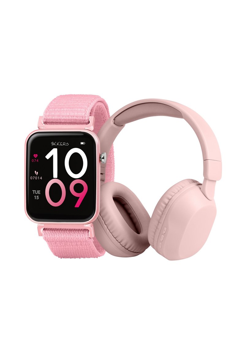Roze smartwatch met een stoffen band, vierkante wijzerplaat die de tijd en hartslag weergeeft. Roze over-ear hoofdtelefoon met zachte kussens en een rond ontwerp.