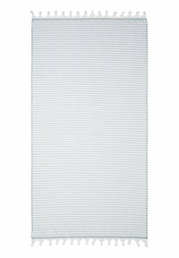Gestreepte vloerkleed in lichtblauw en wit, met een gestructureerde stof en franjes langs de randen. Rechthoekige vorm.