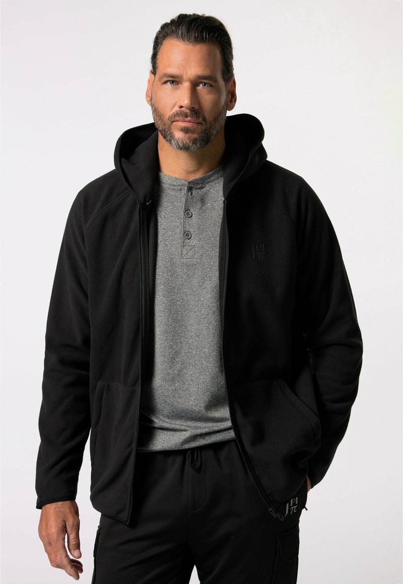 Zwarte fleece hoodie met rits, zachte textuur, kangoeroezakken en een grijs henley shirt eronder. Eenvoudig ontwerp met een capuchon.