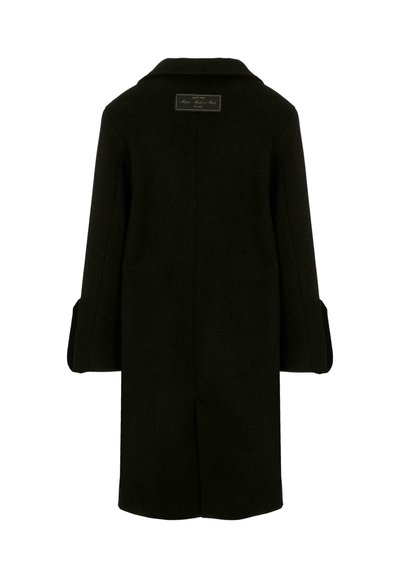 Cappotto in lana nera con colletto classico, maniche a tre quarti e silhouette dritta. Presenta un'etichetta sulla parte superiore della schiena.