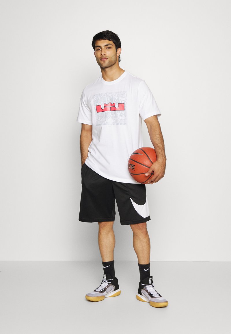 Herren Shirts | Nike Performance LEBRON JAMES TEE T-Shirt print white/weiß - JH33063 Herren Shirts | Nike Performance LEBRON JAMES TEE T-Shirt print white/weiß - JH33063