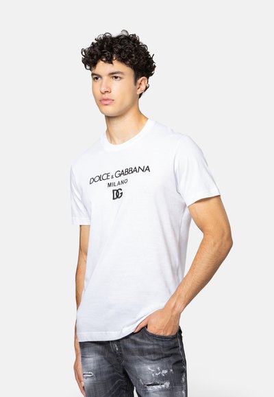 Witte katoenen t-shirt met een gedurfde zwarte bedrukte logo "DOLCE & GABBANA MILANO" op de borst, ronde hals, korte mouwen en een ontspannen pasvorm.