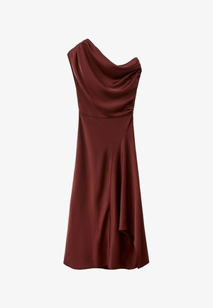 Vestido midi asimétrico de satén burdeos con un solo hombro, escote drapeado y un sutil detalle recogido en el lateral de la falda.