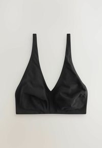 Bralette negro con un escote en V profundo, tirantes anchos y una tela lisa y elástica. El diseño es sencillo, sin hardware ni adornos.