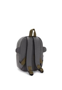 Piccolo zaino grigio con forma arrotondata, tessuto strutturato, spallacci regolabili color verde oliva e maniglia superiore per il trasporto.