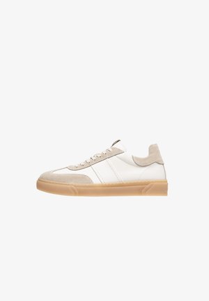 Basket de cuir blanc avec des accents en suède beige, bout rond, fermeture à lacets à l'avant et semelle en caoutchouc texturé. Présente des rayures blanches horizontales.