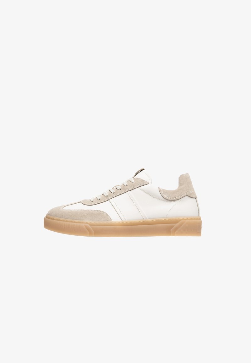 Zapatillas de cuero blancas con acentos de ante beige, punta redondeada, parte delantera con cordones y suela de goma texturizada. Presenta rayas horizontales blancas.