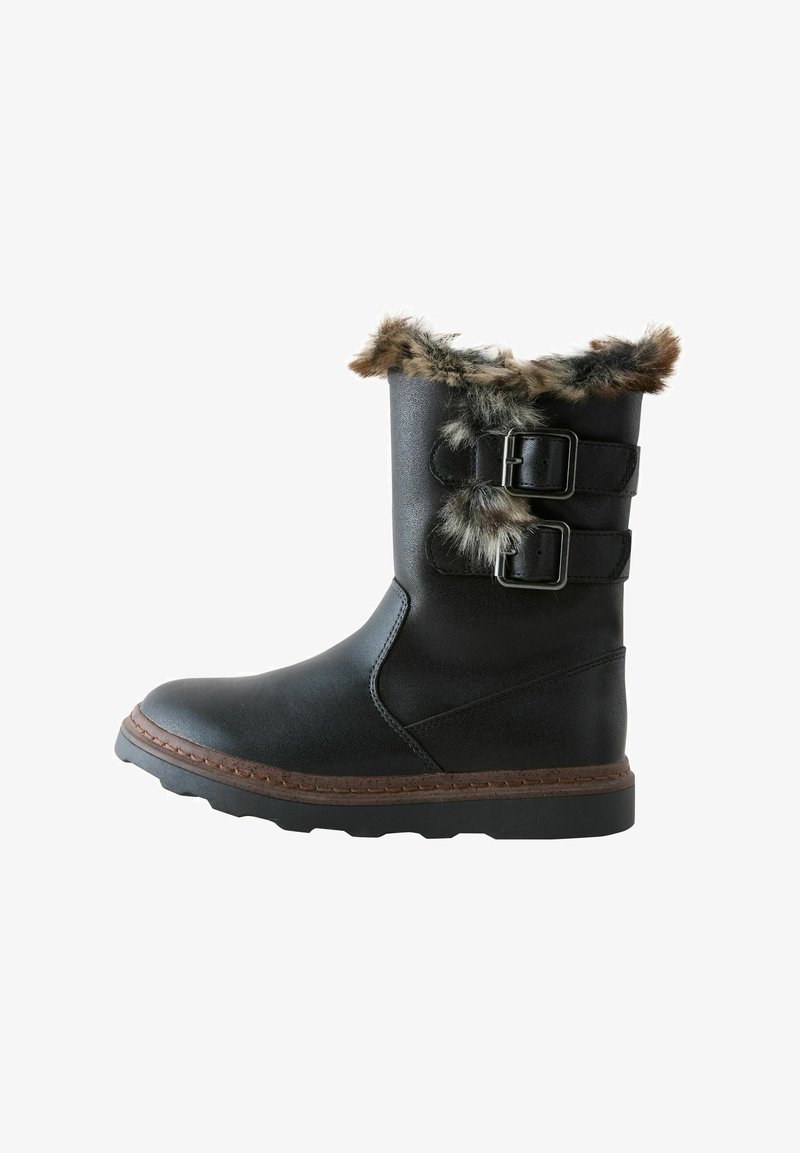 Schwarzer Winterstiefel bis zur Mitte der Wade mit Kunstfellbesatz, zwei verstellbaren Riemen mit Schnallen und einer strukturierten Gummisohle.