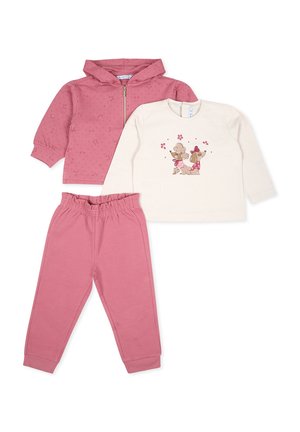 Completo per bambini composto da una felpa rosa con zip e motivi a stella, una maglietta a maniche lunghe color crema con illustrazione di un cane e pantaloni rosa.