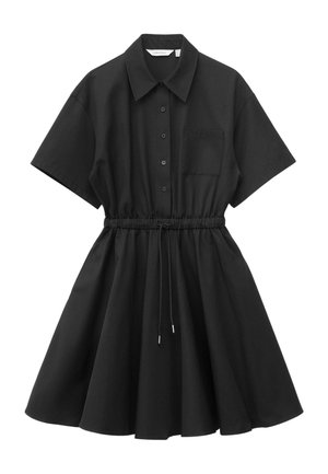 Schwarzes Kurzarm-Hemdkleid mit Knöpfen vorne, Brusttasche, Kordelzug in der Taille und ausgestelltem Rock.
