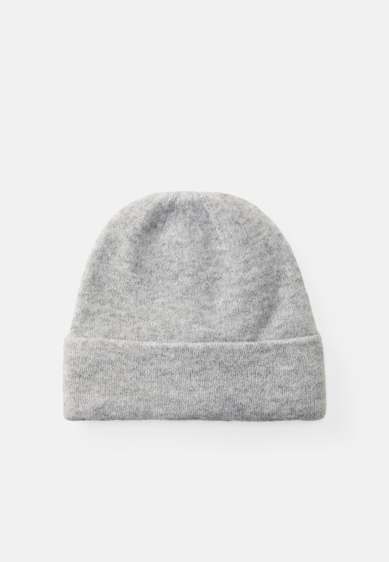 Beanie grigio in maglia realizzato in materiale morbido, con risvolto e corona senza cuciture, finitura testurizzata e senza motivi visibili.