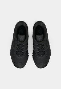 Fekete sportcipők texturált szövet felsőrésszel, masszív gumitalppal, lekerekített orral és hozzáillő fűzőkkel. Finom márkajelzésekkel díszítve.