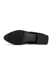 Scarpa nera senza lacci con punta affusolata e suola piatta in gomma testurizzata. Il materiale superiore è morbido con una finitura liscia.