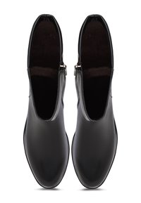 Botine negre din piele, cu o textură netedă, cu închidere cu fermoar pe ambele părți și un design elegant, aerodinamic. Vârf rotunjit.