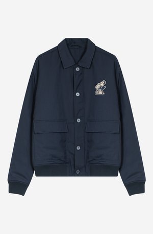 Marineblå jakke i vævet stof med krave, knaplukning, to forlommer og et broderet design på venstre bryst.