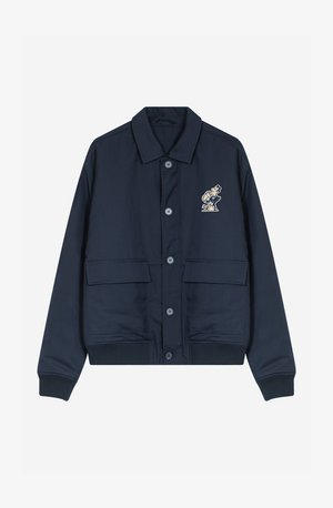 Marineblaue Jacke aus gewebtem Stoff, mit Kragen, Knopfverschluss, zwei Fronttaschen und einem bestickten Design auf der linken Brust.