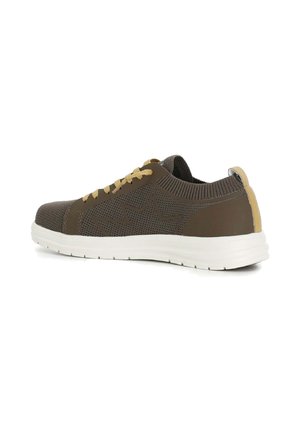 Brun mesh sneakers med rund tå, tekstureret overflade, kontrasterende beige snørebånd og hvid sål. Har et minimalistisk stjernemønster på siden.