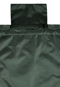 Tessuto in nylon verde con un motivo a griglia, caratterizzato da un colletto pieghevole e una tasca con zip. Texture liscia, design leggero.