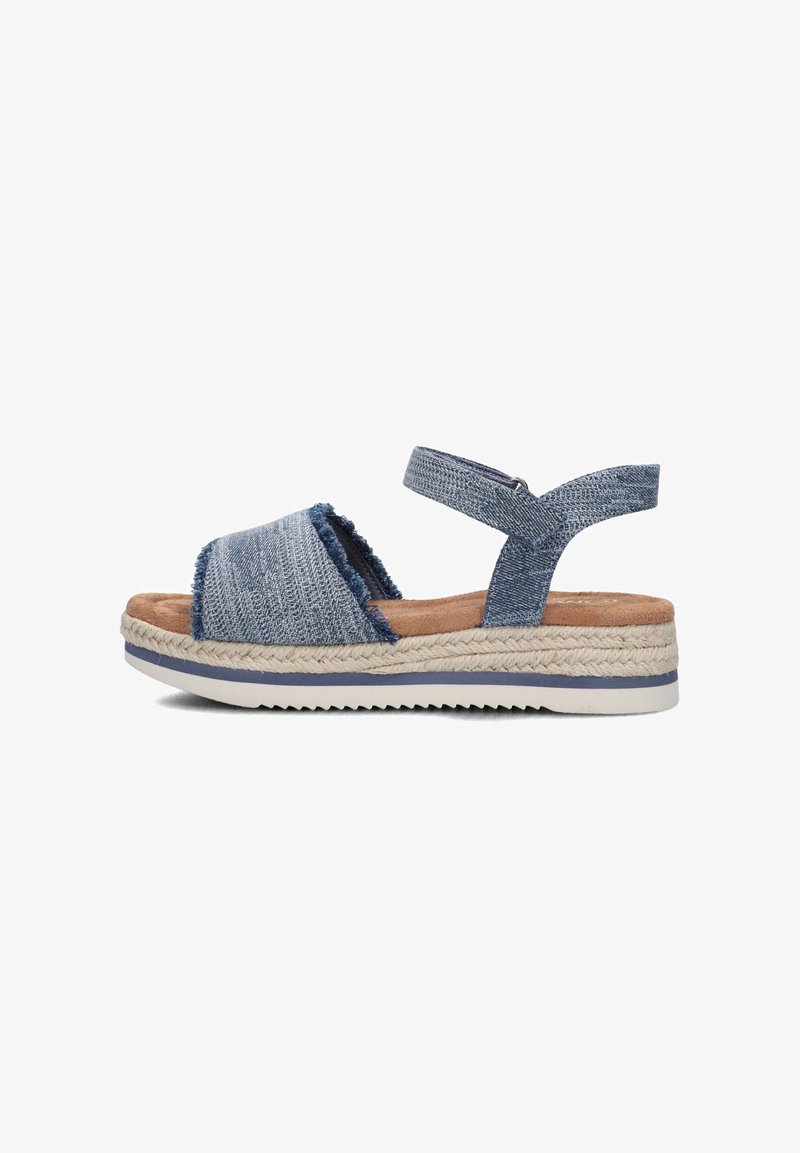 Blauwe schuifsandaal van denimachtige stof, met rafelige randen, een enkelsband en een beige geweven espadrillesole met een rubberen onderkant.