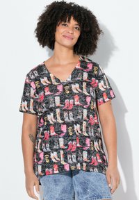 Camiseta de manga corta con escote en V que presenta una huella de bota multicolor sobre un fondo negro texturizado, fabricada con un tejido ligero.