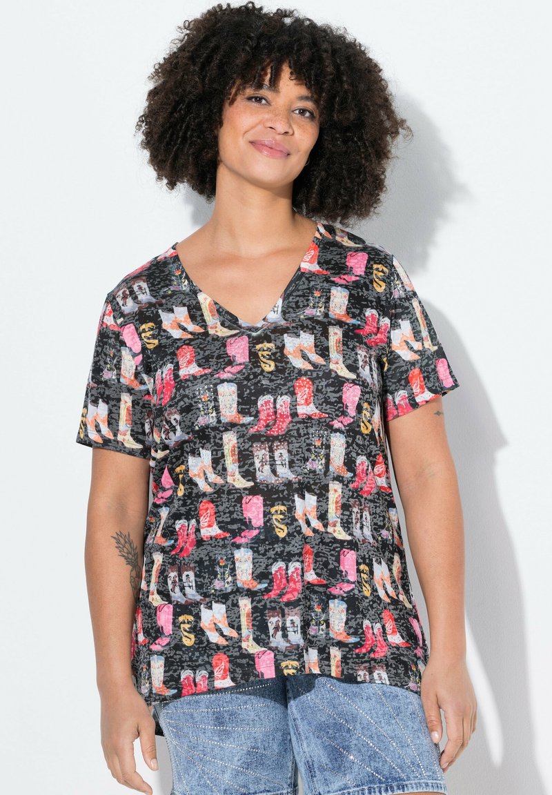 Camiseta de manga corta con escote en V que presenta una huella de bota multicolor sobre un fondo negro texturizado, fabricada con un tejido ligero.