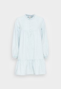 Vestido azul claro com riscas, mangas longas, colarinho franzido, frente com botões e bainha em camadas. Feito de tecido leve, apresenta detalhes sutis.
