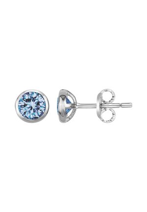 Orecchini a perno rotondi in argento con pietre preziose azzurre sfaccettate, mostrati da davanti e dal lato.