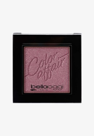 Ombretto rosa shimmer in una confezione quadrata nera. Presenta una texture scintillante con la scritta 'Color Affair' in rilievo sulla superficie. Nome del marchio visibile.