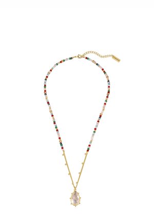 Halsketting met meerkleurige kralen en gouden ketting, met een druppelvormige rozekwarts hanger met kleine gouden accenten.