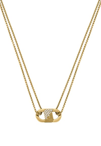 Collar con capas de oro que presenta un colgante geométrico central con rhinestones transparentes, alternando superficies texturizadas y lisas.