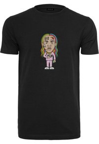Sort bomulds T-shirt med et farverigt cartoon grafik af en karakter med regnbuefarvet hår, iført pink tøj og holder penge.