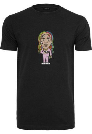 Fekete pamut póló, színes rajzfilm grafikával, amely egy karaktert ábrázol, aki szivárvány hajjal rendelkezik, rózsaszín öltözetet visel, és pénzt tart a kezében.
